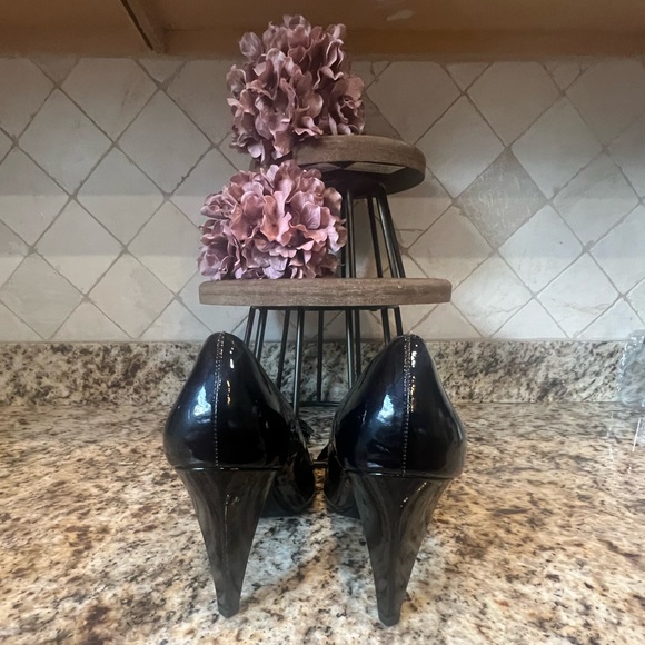 Moda Spana black patent leather peep toe pump/heels with bow.  Size 11. - Picture 5 of 8